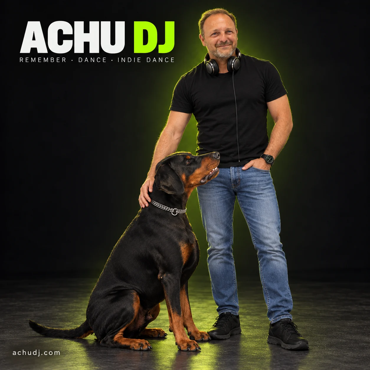 Achu DJ con auriculares junto a su perro